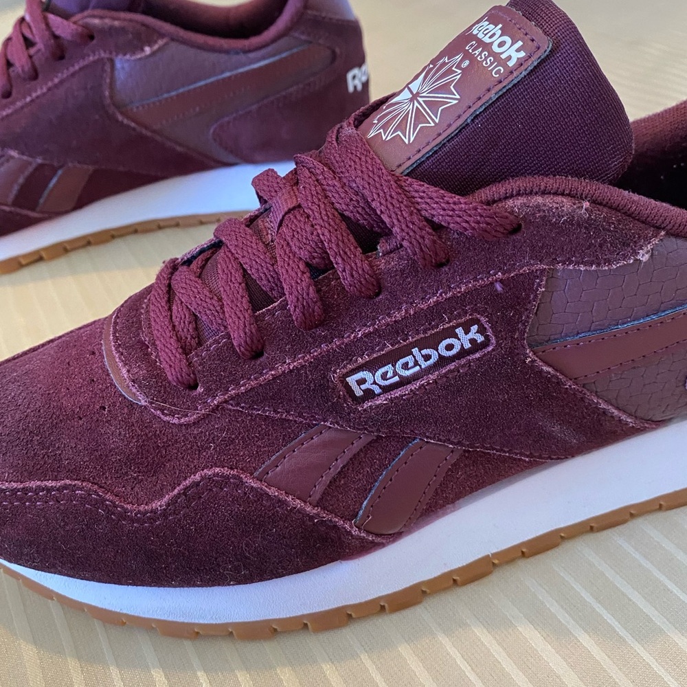 NWT. REEBOK women sport shoes. Leather. Size 8. Color purple.